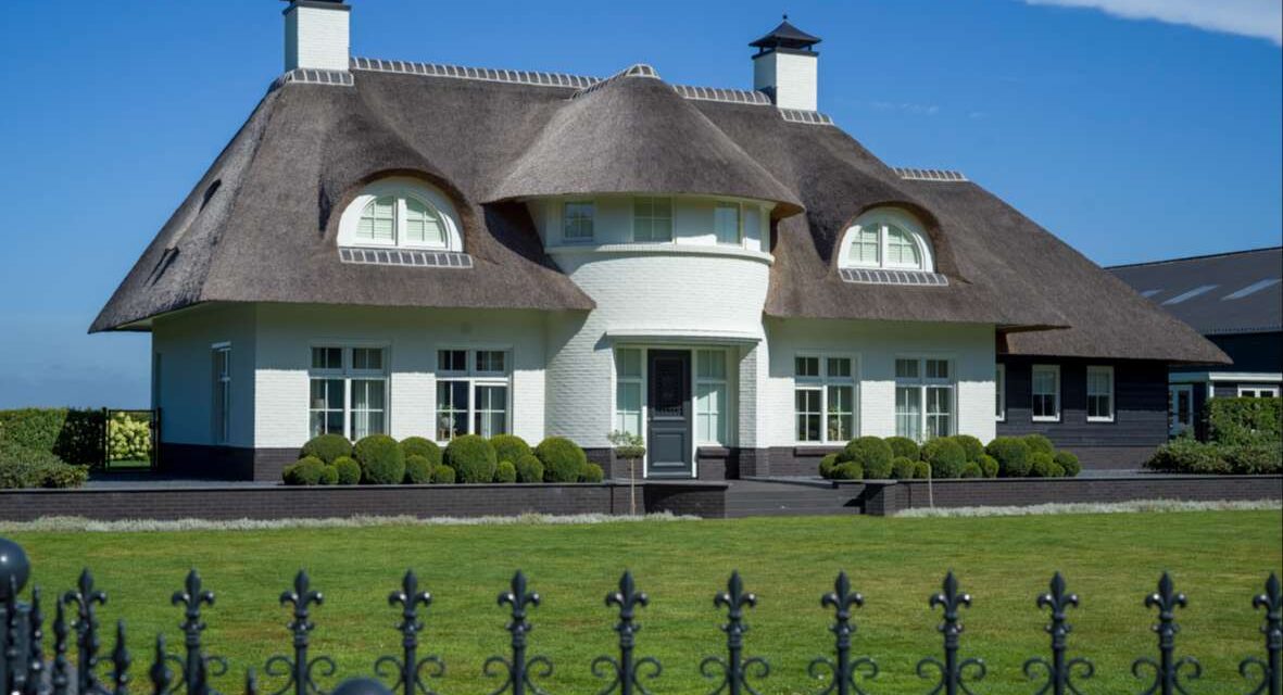 Witte villa met rieten kap